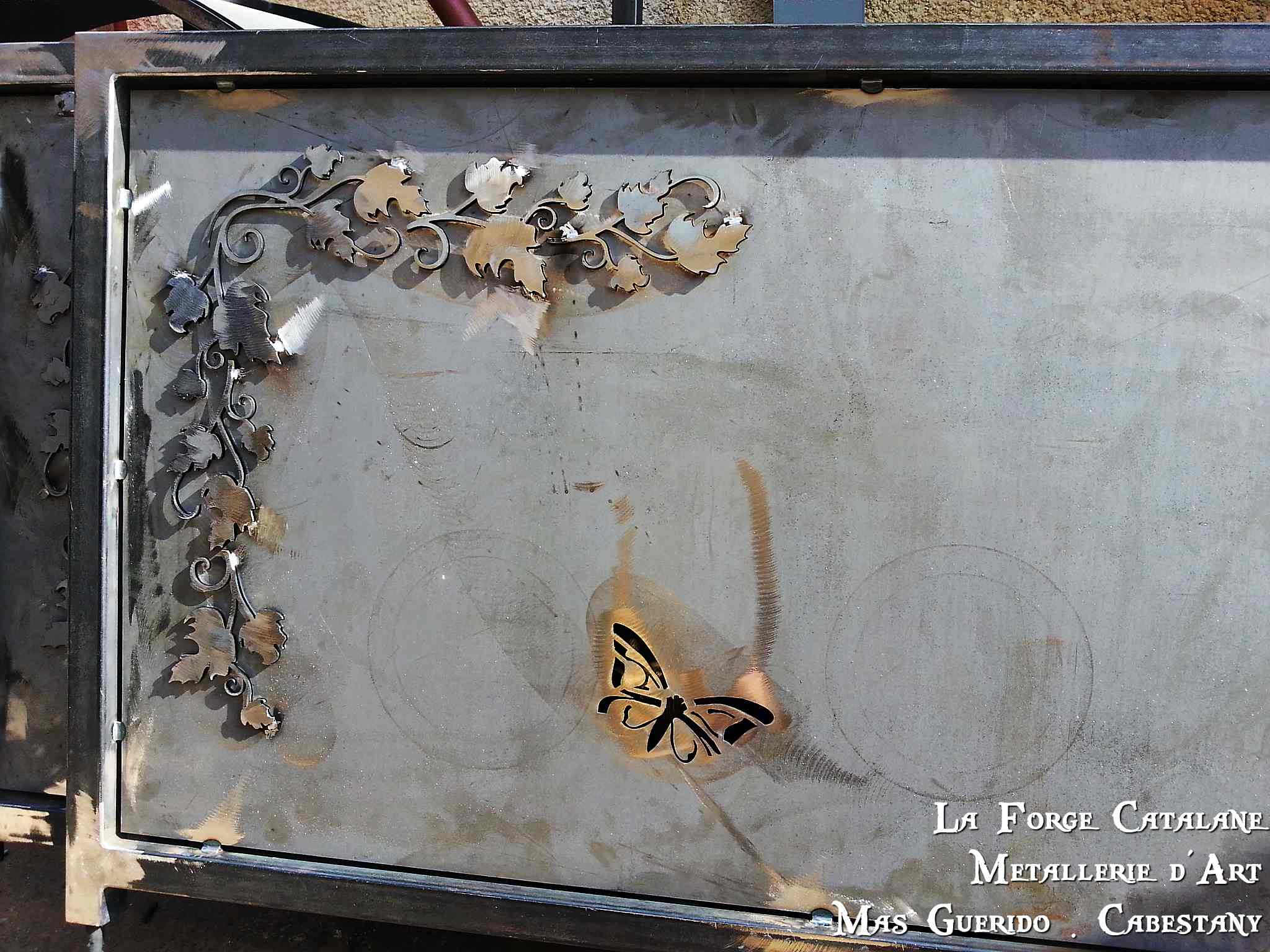 decoupe laser sur impression vigne et papillons forge catalane.jpg